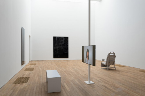 展覽場景：馬秋莎及Anne Imhof ，於「表演社會：性別的暴力言語不通」。鳴謝：馬秋莎，北京公社及 Anne Imhof & Galerie Buchholz, Berlin/Cologne/New York。